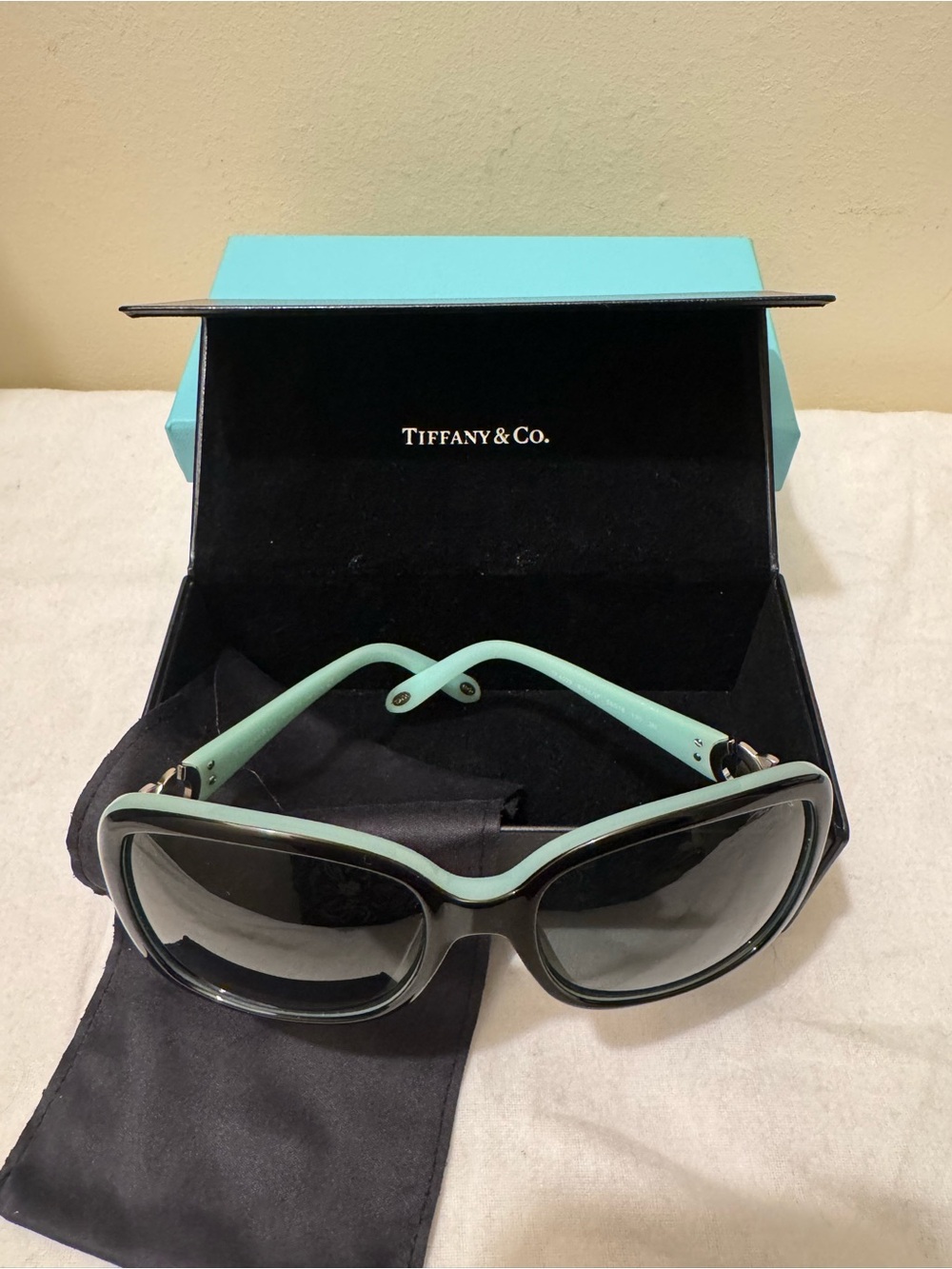 PRE-LOVED Tiffany & Co. TF4029 sunglasses
Made in Italy